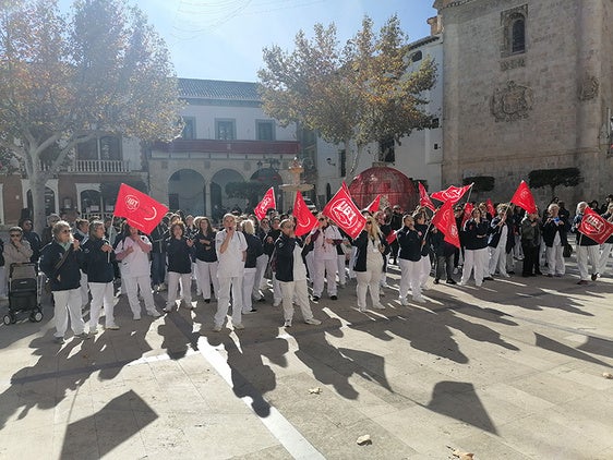 Las trabajadoras de la ayuda a domicilio de Baza protestan por el despido de dos compañeras