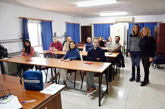 Trabajadores municipales aprenden a utilizar un desfibrilador semiautomático