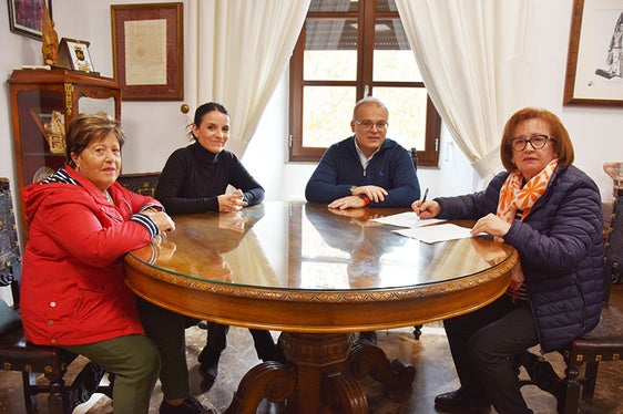 Firma del convenio entre el Ayuntamiento de Baza y la asociacion de Nuestrors Mayores del Ángel