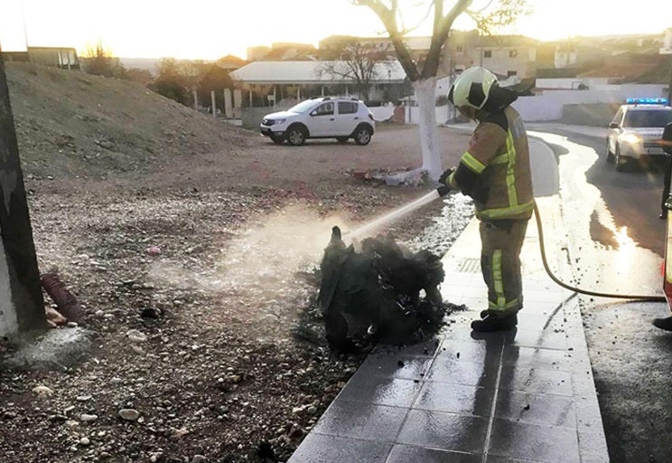 Con el frío, vuelve a Baza la quema de contenedores de basura