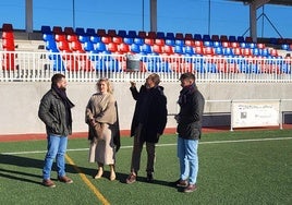 El delegado de Turismo, Cultura y Deporte en el campo de fútbol de Huéscar con el alcalde y la concejal de Deportes Mercedes Guijarro