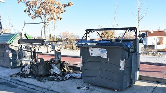Tres contenedores quemados en una noche a causa de las brasas mal apagadas
