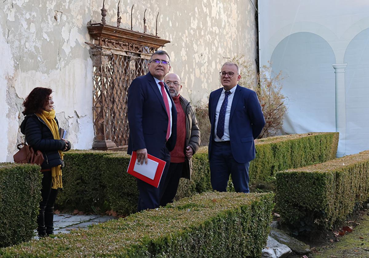 José Antonio Montilla y Pedro Justo Ramos en los jardines del Palacio de los Enríquez