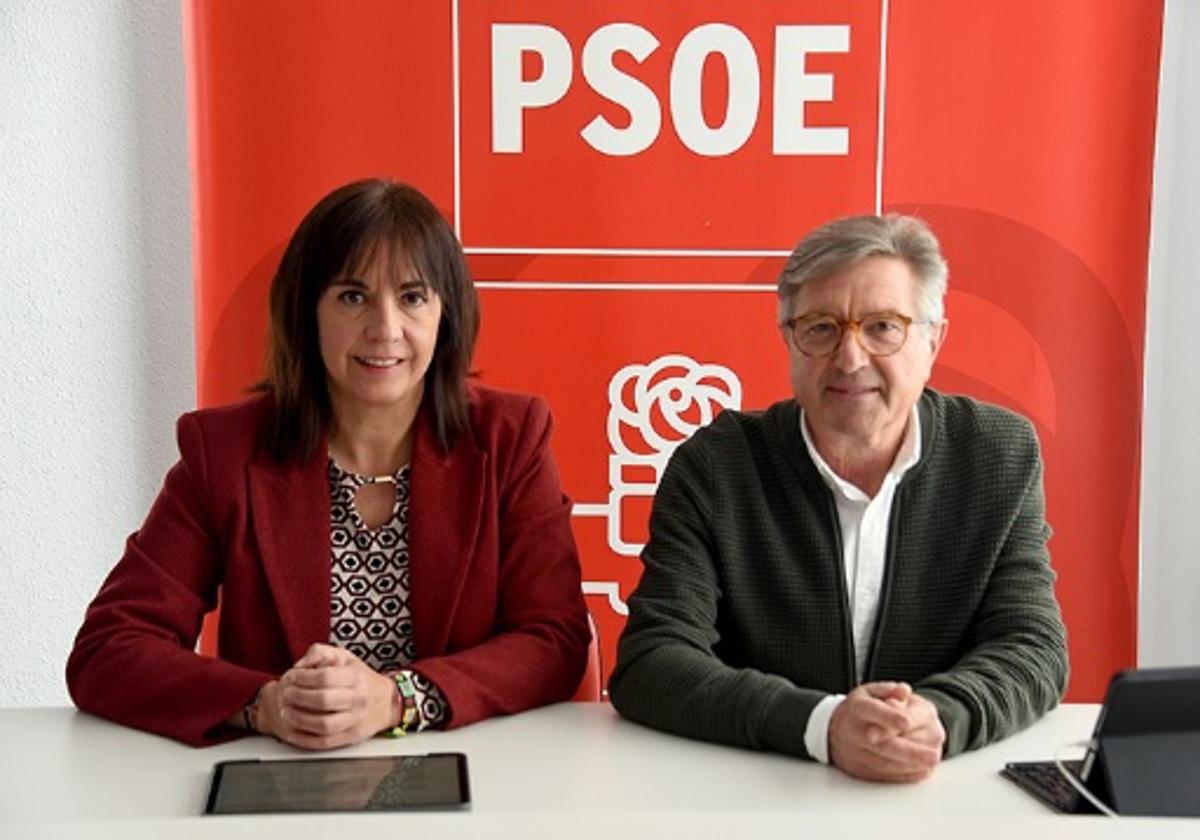 Olvido de la Rosa y Manolo Gavilán en la sede del PSOE de Baza