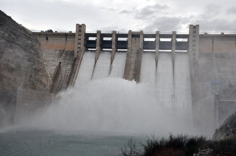 foto de archivio de la presa del Negratín desembalsando agua