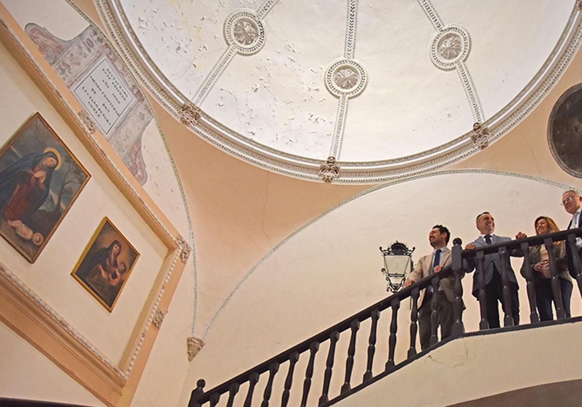 Francis Rodriguez en la escalera barroca del edificio