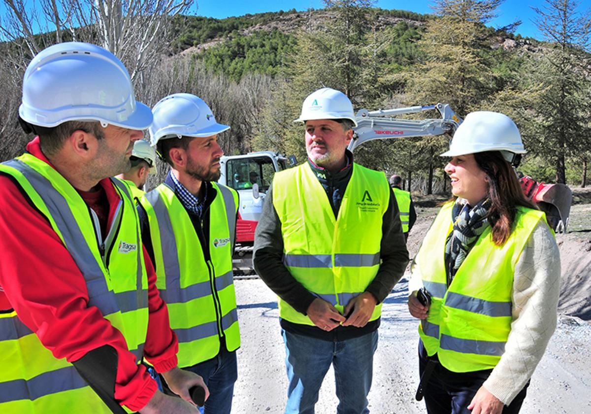 Manuel Francisco García durante la visita a las obras