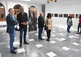 El alcalde de Baza junto al autor de la exposición