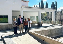 El diputado Roberto Gónzalez observa la antigia piscina del centro que va a ser reconstruida