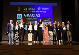 Foto de familia al final de la gala del 35 aniversario