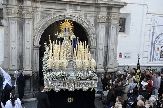La Virgen de la Soledad saliendo a la Plaza de la Merced para realizar su estación de penitencia