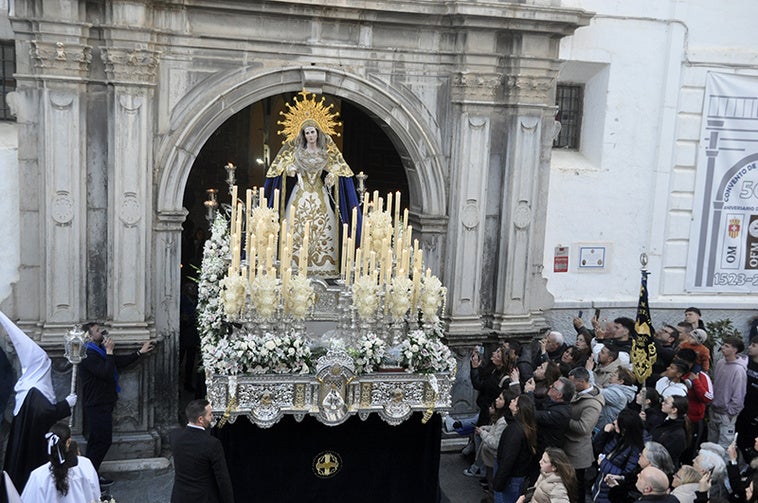 La cofradía de la Soledad fiel a su cita del Miércoles Santo en su 75 aniversario