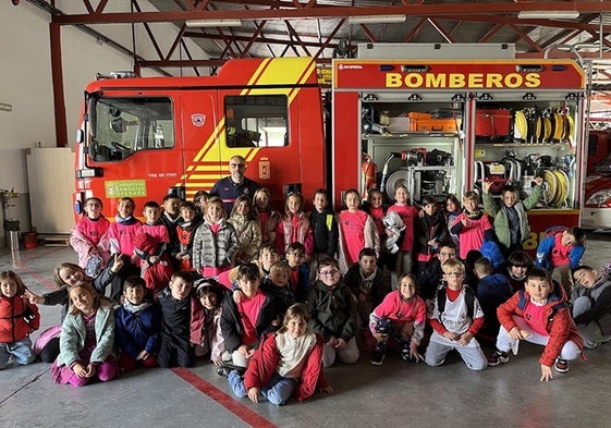 Uno de los grupos de escolares que han visitado el parque de Bomberos de Baza
