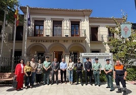 José Antonio Montilla y Salvador Moreno, concejales y cuerpos de seguridad delante del Ayuntamiento