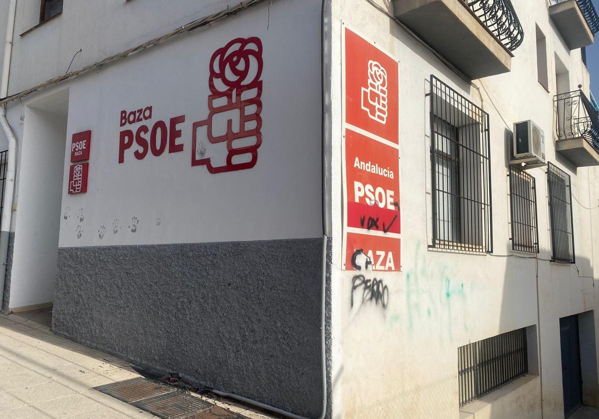 La sede del PSOE de Baza amanece con pintadas tras el escándalo de Santos Cerdán