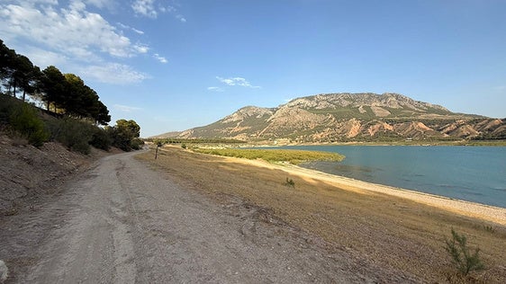 Cuevas del Campo activa las playas del Negratín, una de ellas naturista