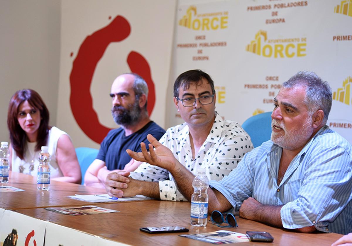 Benito Zambrano, Luis Tosar y José Ramón Martinez, alcalde de Orce en un acto anterior