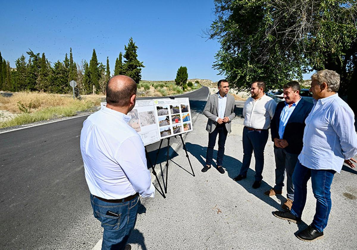 El presidente de la Diputacion de Granada, Francis Rodríguez en la carretera GR-9102 que ha sido mejorada