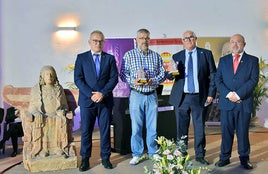 Sergio Ros y Bienvenido Martinez en el centro de la foto
