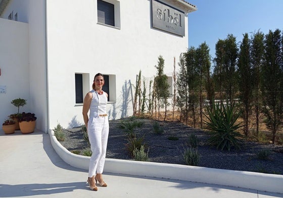 Belén Espín posa orgullosa ante el edificio del Hotel Sibel