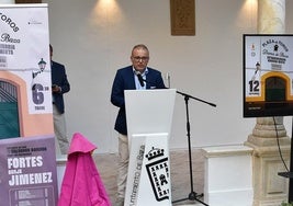El alcalde de Baza, durante la presentación del cartel taurino de este año con la empresa de la plaza de toros