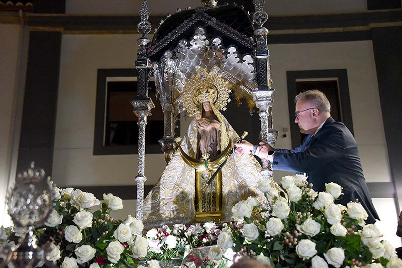 El alcalde de Baza, Pedro Justo Ramos, impone el nuevo bastón de alcaldes a la Virgen de la Piedad
