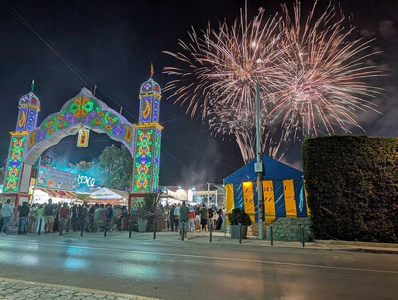 El castillo de fuegos artificiales despide la feria y fiestas de Baza 2025