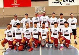 La plantilla del CB Pink Bear Baza, lució camisetas de apoyo a Pablo Baena