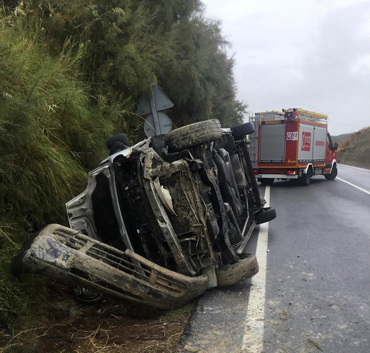 Rescatada una mujer tras volcar su vehículo en Benamaurel durante las lluvias de ayer lunes