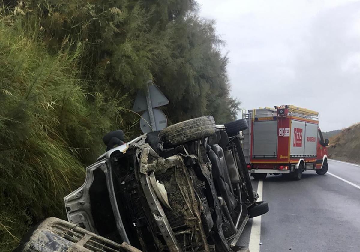 Estado en el que quedo la furgoneta tras salirse de la vía