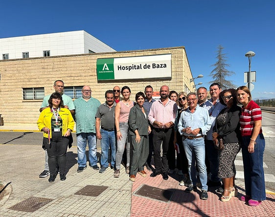 María Ángeles Prieto a las puertas del Hospital de Baza junto a alcaldes, concejales, cargos sindicales e integrentes de la Plataforda de Defensa del Hospital