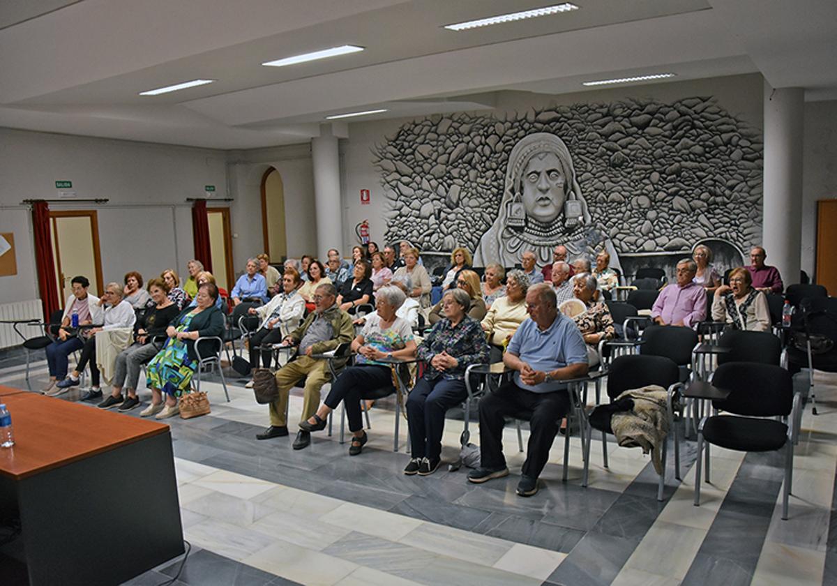 Alumnos asistentes a la inauguración del curso del Aula Permanente de Formación Abierta de Baza