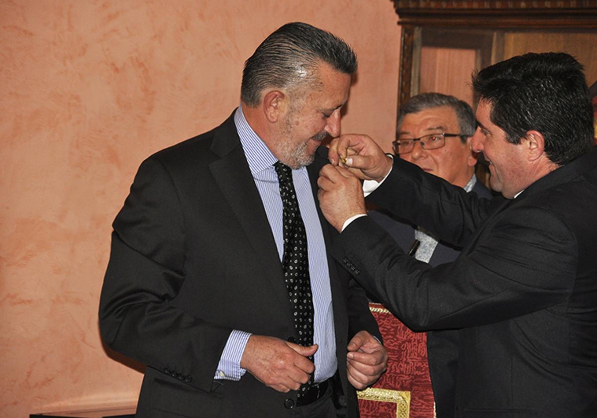 Antonio Capilla recibió la insignia de la Peña Tendido Cero hace unos años