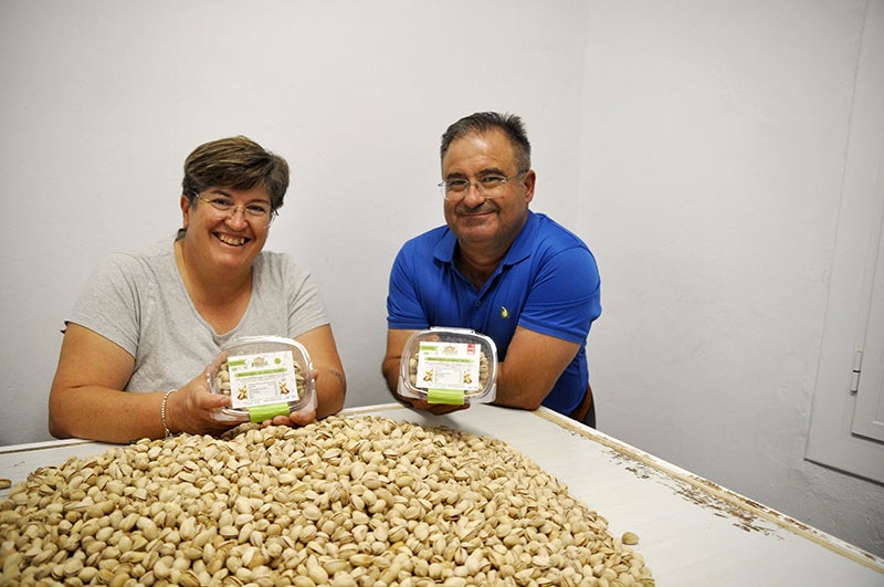Violeta Molina y Gumersindo Sánchez, producen, procesan y venden directamente sus pistachos bajo la marca PISTASOL