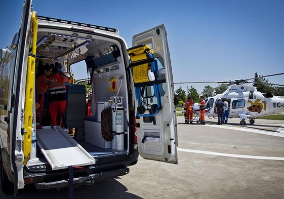Traslado habitual desde una ambulancia al helecóptero del 061 con base en Baza