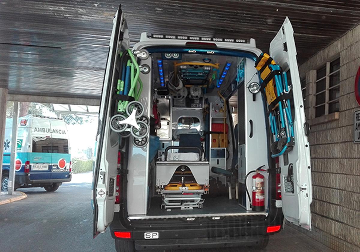 Ambulancia de Urgencias en la puerta del Hospital de Baza