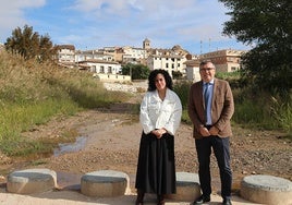 Alcaldesa y Subdelegado sobre uno de los pasos que han sido mejorados en el río Cúllar