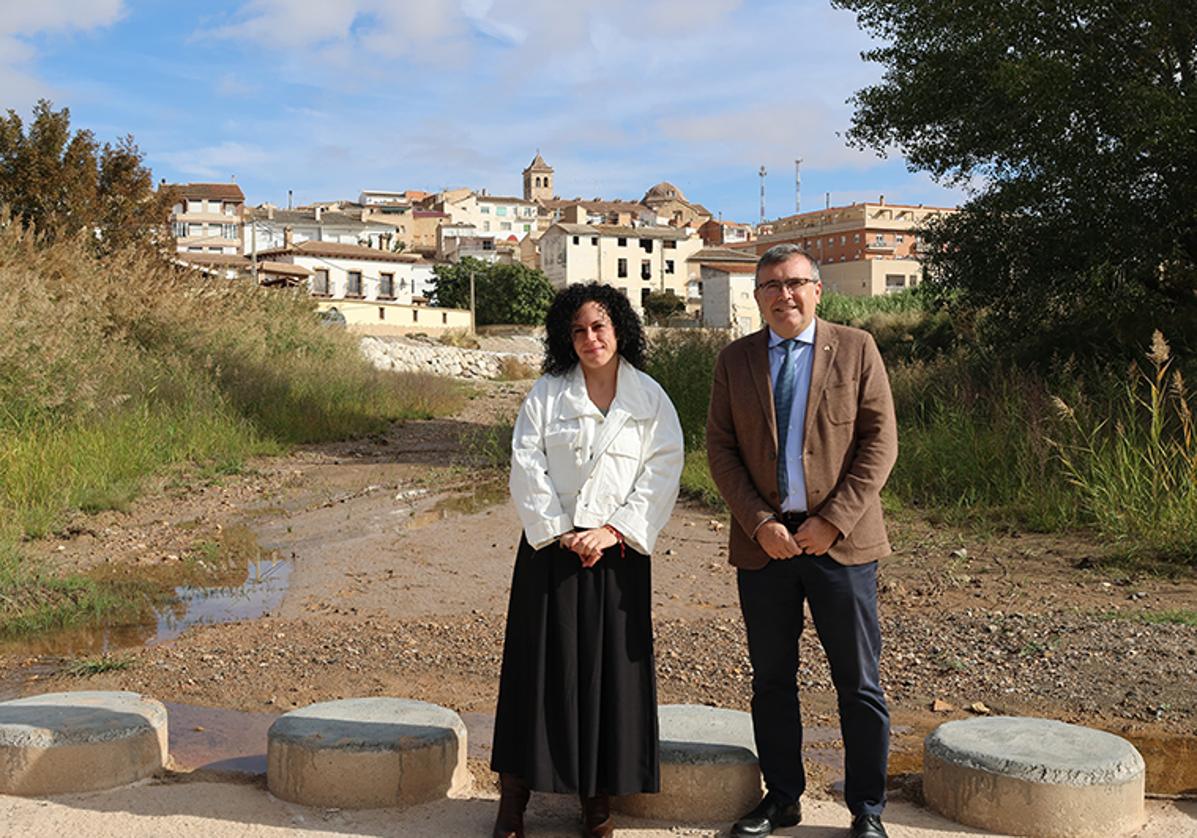 Alcaldesa y Subdelegado sobre uno de los pasos que han sido mejorados en el río Cúllar