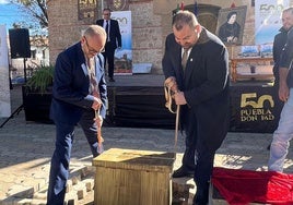 El alcalde Jesús Fernández y el parlamentario Mariano Castillo depositan la capsula del tiempo