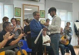 José de la Rosa recibe un obsequio del alcalde de Huéscar Ramón Martinez