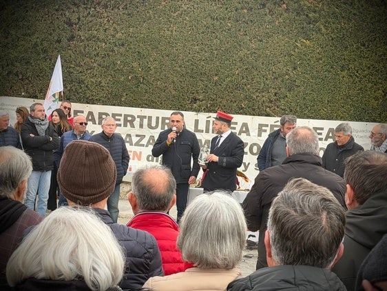 El presidente de la Diputación, Francis Rodríguez, en una concentración en Baza.