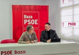 Manolo Gavilán y Juan Francisco Torregrosa en la sede del PSOE de Baza