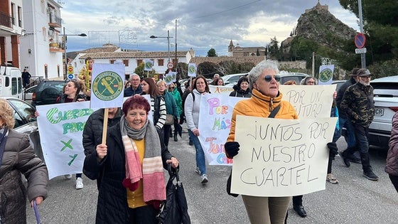 Varias decenas de castrileños se manifiestan para pedir que vuelva la Guardia Civil