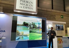 El alcalde de Orce, José Ramón Martínez durante la presentación en FITUR 2026