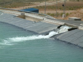 Balsa del trasvase ubicada a los pies del cerro Jabalcón