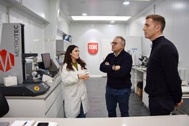 Piedad Pérez Polaino, Pedro J. Ramos y Ramón López en el laboratorio de United Caro