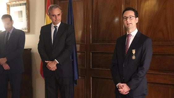 El músico bastetano Calio Alonso recibe la Cruz de la Orden de Isabel la Católica