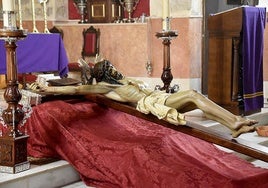 Cristo de la Misericordia expuesto tras su restauración por Jesús González Clares