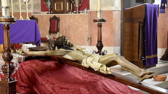 La Cofradía de la Soledad recibe al Cristo de la Misericordia tras una restauración integral