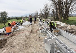 El alcalde de Baza, Pedro J. Ramos visita las obras de la nueva conducción de un tramo del Azud